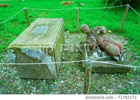 海嘯使二宮貴典的石像倒塌(地震遺跡,仙台市新濱小學) 海嘯使二宮貴典的石像倒塌(地震遺跡,仙台市新濱小學) 71782172