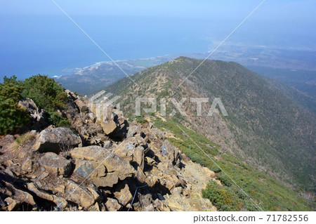 Pacific Ocean seen from Mt. Apoi (Mt. Apoi, Hokkaido) 71782556