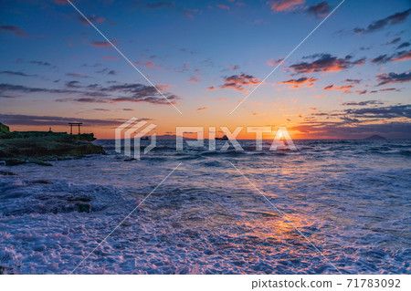 (Shizuoka Prefecture) The oldest Shirahama shrine in Izu, the sea torii, sunrise (Shizuoka Prefecture) The oldest Shirahama shrine in Izu, the sea torii, sunrise 71783092