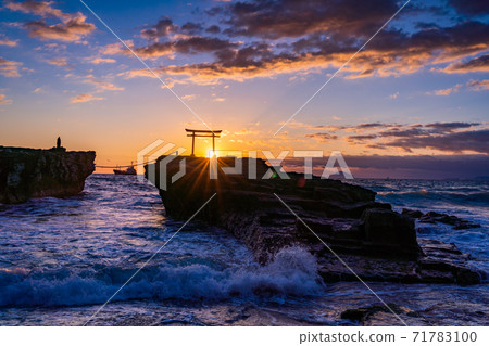 (Shizuoka Prefecture) The oldest Shirahama shrine in Izu, the sea torii, sunrise (Shizuoka Prefecture) The oldest Shirahama shrine in Izu, the sea torii, sunrise 71783100