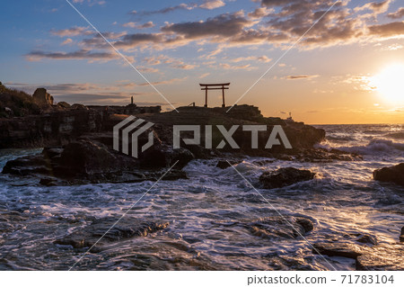 (靜岡縣)伊豆市最古老的白濱神社海上鳥居,日出 (靜岡縣)伊豆市最古老的白濱神社海上鳥居,日出 71783104