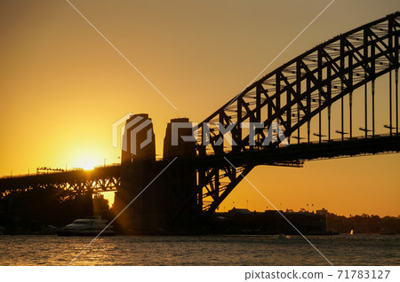 Harbor bridge and evening view 71783127