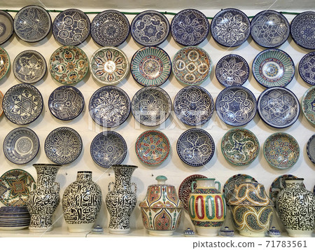 摩洛哥非斯陶器商店銀器花瓶和裝飾板 71783561