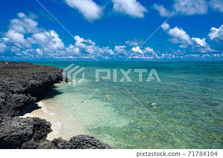 Scenery of Okinawa and Kuroshima 71784104