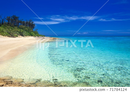 Scenery of Minna Island, Okinawa Prefecture 71784124