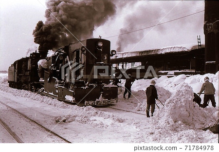 1970年蒸汽機車9600和羅素車除雪工作久保洲站函館本線北海道 照片素材 圖片 圖庫