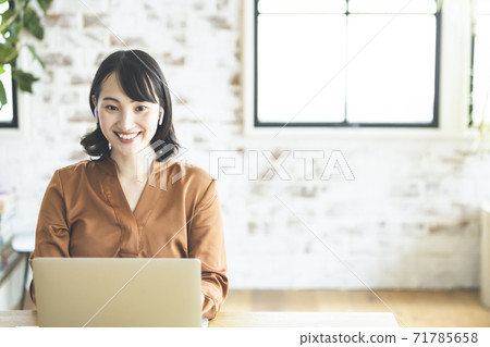 Young woman teleworking Young woman teleworking 71785658