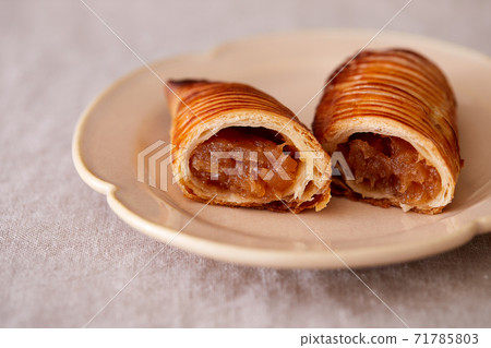 Cross section of apple pie 71785803