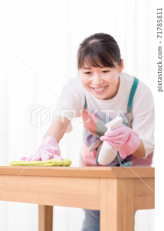 Woman's hand focus to spray detergent and wipe the table Woman's hand focus to spray detergent and wipe the table 71785811