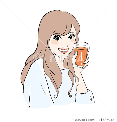 一個微笑的女人喝蔬菜汁 71787038