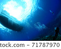 Boat and diver 71787970