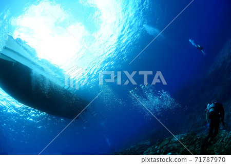 船和潛水員 71787970