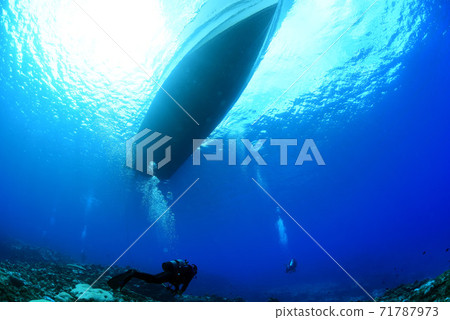 船和潛水員 71787973