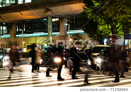 An office worker walking on a pedestrian crossing to go home 71788060