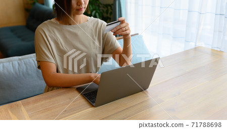 女性肖像 71788698