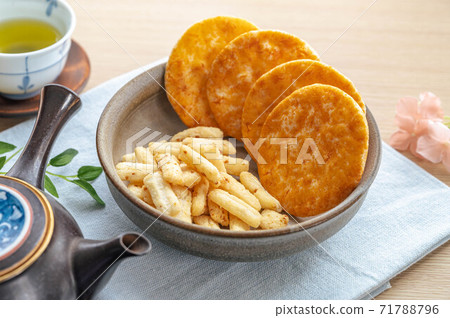 Peanut rice cracker and soy sauce rice cracker 71788796