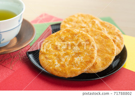 Soy Sauce Rice Cracker 71788802