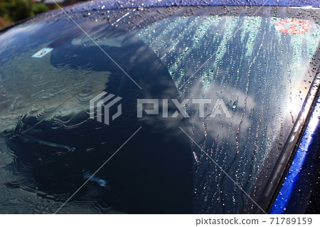下雨或洗車時出現的前玻璃油膜 71789159