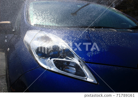 用淋浴沖洗車身 71789161