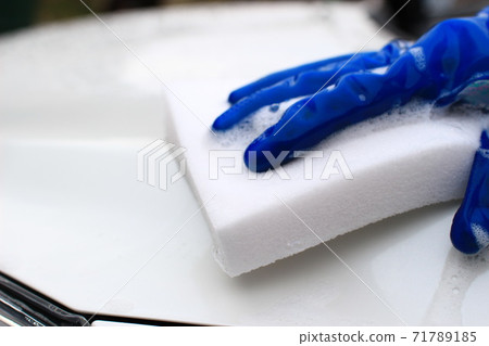 Hand wash the car body with a white sponge Hand wash the car body with a white sponge 71789185