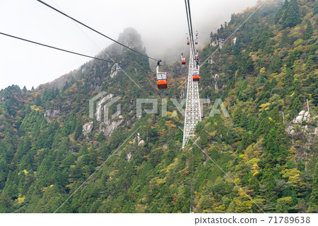 三重縣越野町秋葉高鄉岳高鄉索道的紅色纜車爬上霧山 三重縣越野町秋葉高鄉岳高鄉索道的紅色纜車爬上霧山 71789638