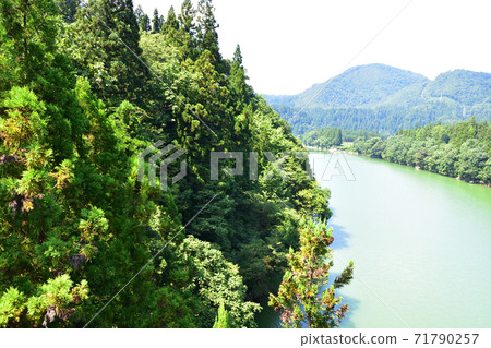 從會津川口站到會津站的忠見線列車窗口的風景 從會津川口站到會津站的忠見線列車窗口的風景 71790257