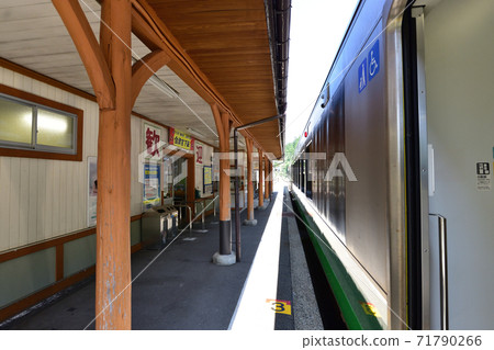 從會津川口站到會津站的忠見線列車窗口的風景 71790266
