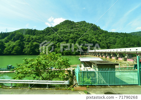 從會津川口站到會津站的忠見線列車窗口的風景 從會津川口站到會津站的忠見線列車窗口的風景 71790268