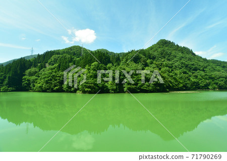 從會津川口站到會津站的忠見線列車窗口的風景 從會津川口站到會津站的忠見線列車窗口的風景 71790269