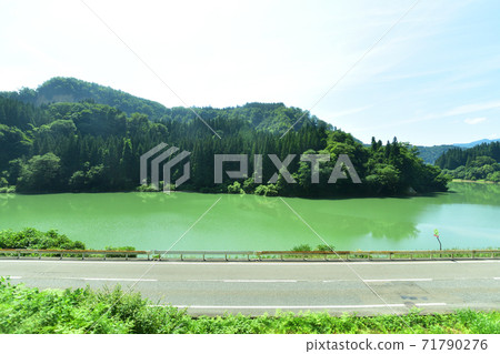 從會津川口站到會津站的忠見線列車窗口的風景 71790276