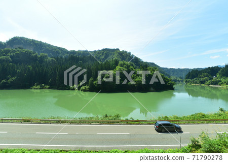 從會津川口站到會津站的忠見線列車窗口的風景 71790278