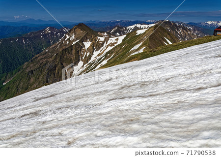 谷川山上的積雪和上越邊境山脊線上的山脈 71790538