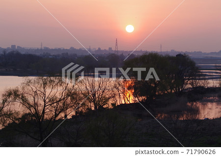 Tama River sunrise seen from Noborito station platform 3 Tama River sunrise seen from Noborito station platform 3 71790626