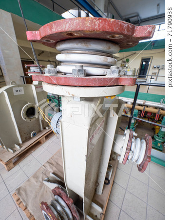 Pump with disconnected pipelines and rubber vibration dampers Pump with disconnected pipelines and rubber vibration dampers 71790938