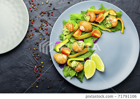 Salad with vegetables and snails 71791106