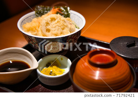 米飯和油炸魚碗 米飯和油炸魚碗 71792421