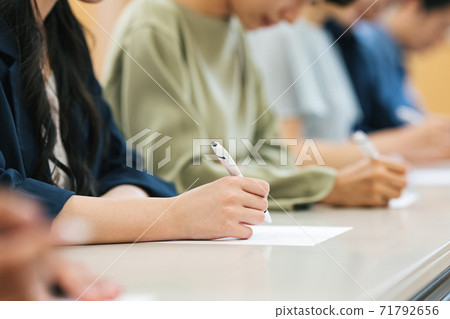 參加考試的人的手 參加考試的人的手 71792656