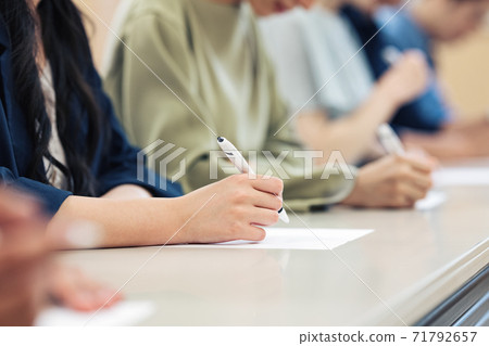 參加考試的人的手 71792657