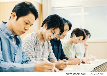 男人和女人參加考試 71792705