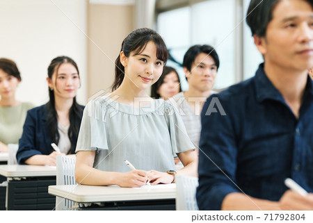 參加研討會的人 71792804