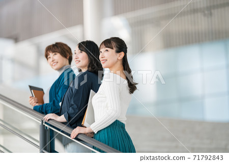 女員工的肖像 女員工的肖像 71792843