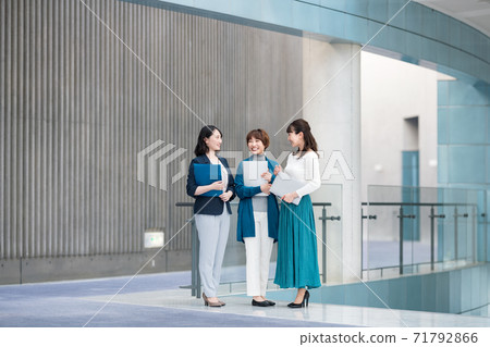 女員工的肖像 71792866