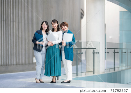 女員工的肖像 71792867