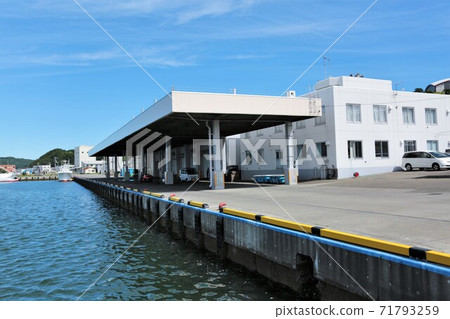 Urakawa Fishing Port (Urakawa Town, Hokkaido) 71793259