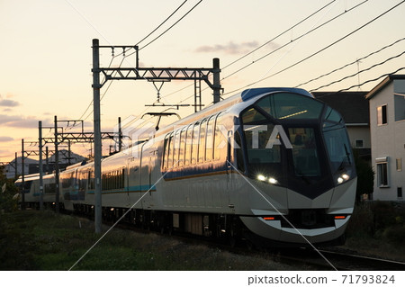Kintetsu Limited Express Shimakaze going on the Ninokuchi short circuit Kintetsu Limited Express Shimakaze going on the Ninokuchi short circuit 71793824