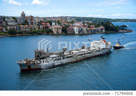 Cargo ship going to Sydney 71794808
