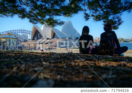 Opera house and couple Opera house and couple 71794816