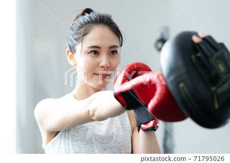 做拳擊手的一個少婦 做拳擊手的一個少婦 71795026