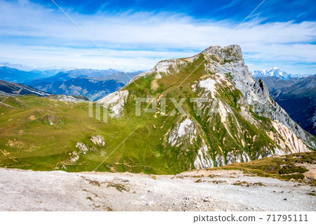 Mountain landscape view from the Petit Mont Blanc in Pralognan la Vanoise, French alps 71795111