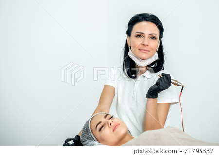 Eyelash extension procedure. Eyelash extension procedure. 71795332